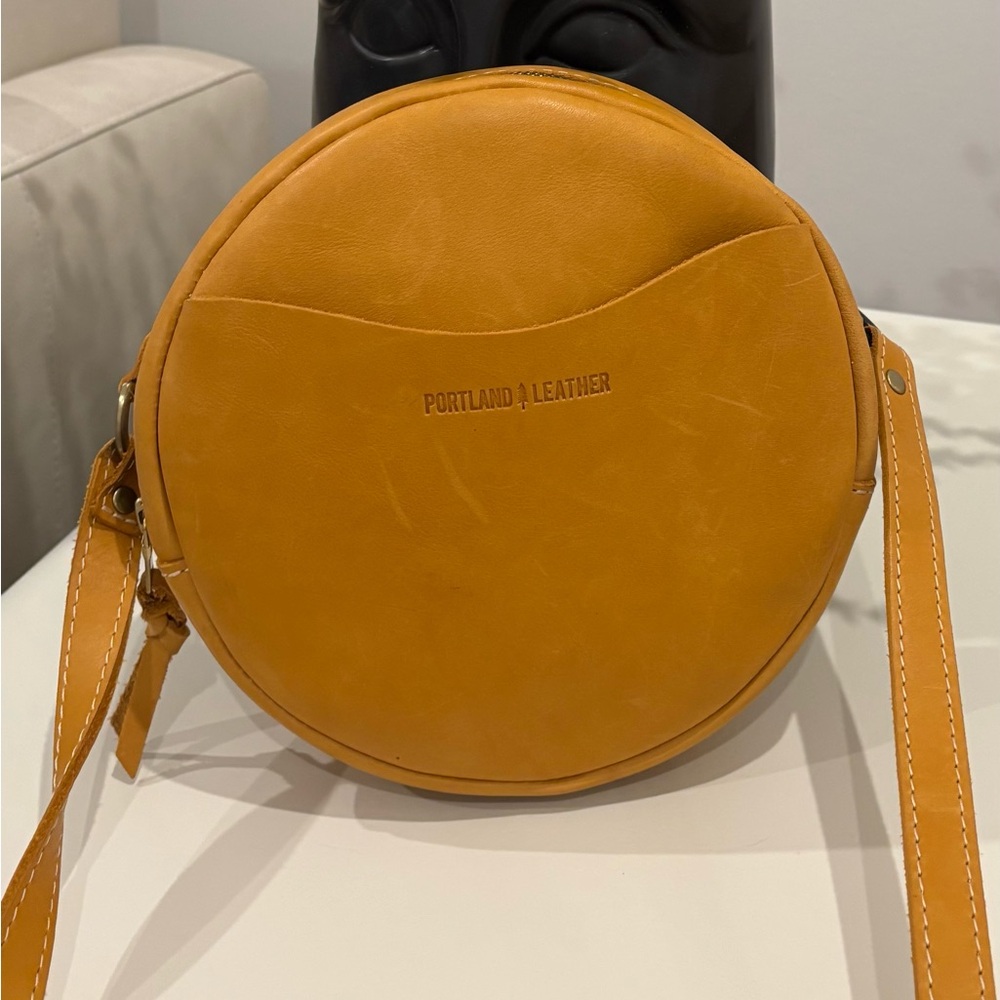 EUC Portland Leather Sunflower Circle Crossbody Bag